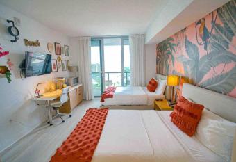 5-MIN FROM BEACH ARTSY CONDO WITH OCEAN Views has Balcony rooms