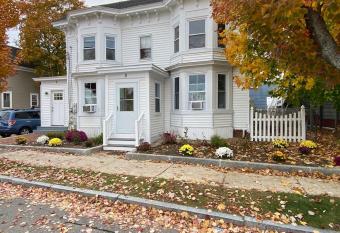 Sunny One Bedroom in Historic Downtown Dover allows 18 year olds to book a room