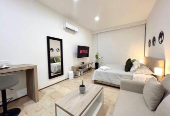 Modern Apartment/Jacuzzi/Sauna/Pool/Gym has rooms with a private hot tub