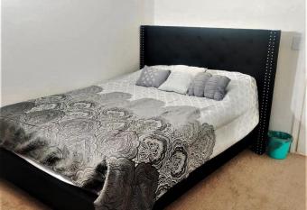 Nice Private Room in a House Close to Red Rock & Las Vegas Strip #1 allows 18 year olds to book a room