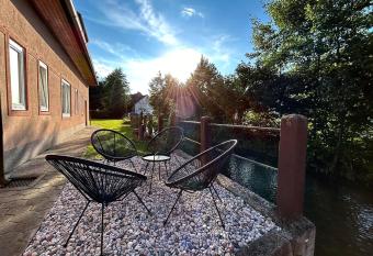 Creekside House K has Balcony rooms