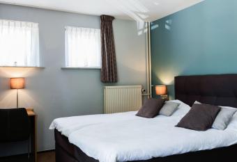 Hotel  t Paviljoen has rooms with a private hot tub