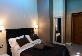 Piccolo di Piazza di Spagna Suites has rooms with a private hot tub