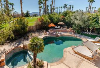 Palm Desert Escape Oasis Home has rooms with a private hot tub