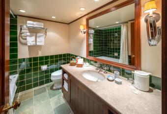 Post Hotel & Spa has rooms with a private hot tub