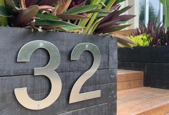 Tropical Abode @Clifton Beach, 2min drive to Palm Cove &WIFI has Balcony rooms