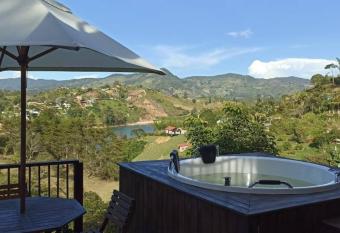 Caba  a El Refugio has rooms with a private hot tub