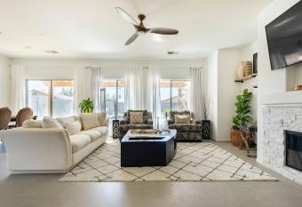 Palm Springs Mountain Getaway has rooms with a private hot tub