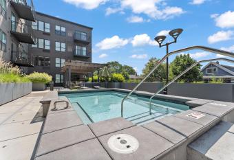 Unit with Views !! 10 mins to either downtown has Balcony rooms