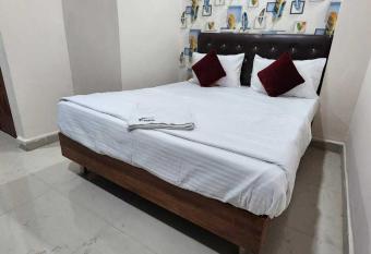SPOT ON 81475 Hotel Ellora allows 18 year olds to book a room