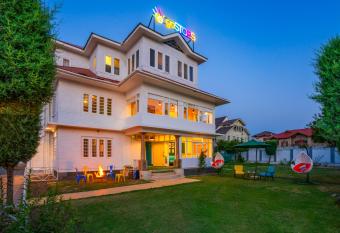 goSTOPS Srinagar - Rooms and Dorms allows 18 year olds to book a room