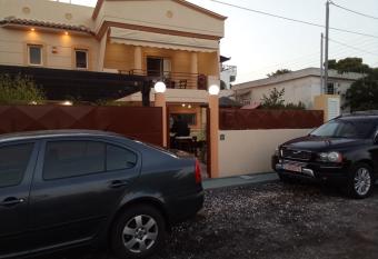 VILLA ARTEMIDA - Near to the port of Rafina and the airport of Athens allows 18 year olds to book a room