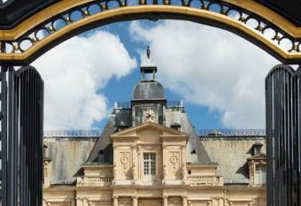 Mon Germain - Studio en Centre-ville Ch  teaux & RER allows 18 year olds to book a room