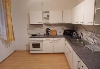 Pokoje i Apartamenty Pensjonat J  drek allows 18 year olds to book a room