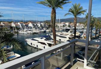 Empuriabrava ,vue port principal avec terrasse allows 18 year olds to book a room