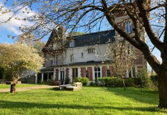 BEAU STUDIO DANS VILLA DE CHARME has Balcony rooms