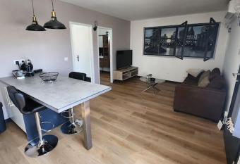 appartement 40 m 2 allows 18 year olds to book a room
