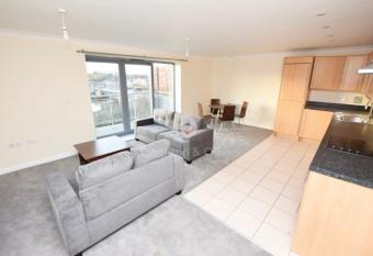 Cozy 2 Bedroom Apartment has Balcony rooms