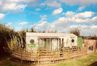 Green CargoPod at Lee Wick Farm Cottages & Glamping has Balcony rooms