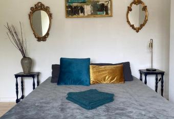 Cozy appartaments in green area has Balcony rooms