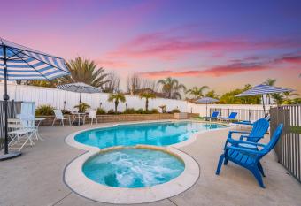 Luxury poolside     Villa Descanso     with heated pool and Spa! Close to San Diego/ Legoland has Balcony rooms