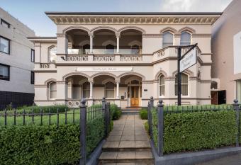 Roxburgh House Apartments has Balcony rooms
