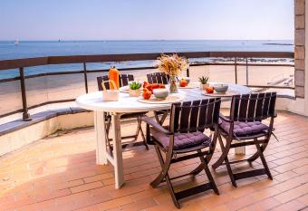 R  F 318 LARMOR-PLAGE appartement face mer has Balcony rooms