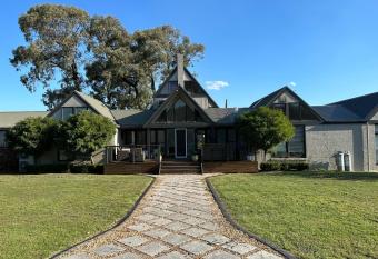Talga Grove has Balcony rooms