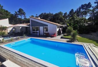 Maison avec jacuzzi et piscine    900m plage, for  t has rooms with a private hot tub