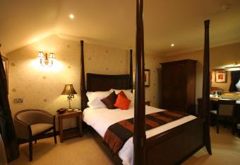 Three Horseshoes Country Inn has rooms with a private hot tub