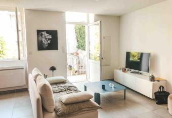 Appartement en plein coeur de nimes avec garage has Balcony rooms