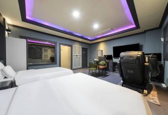 Carlton Hotel has rooms with a private hot tub