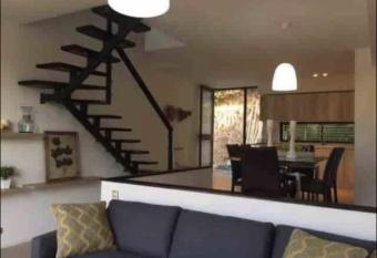 Agradable Townhouse condominio has Balcony rooms