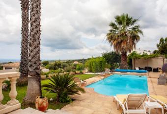 Villa Jas de Clare has Balcony rooms