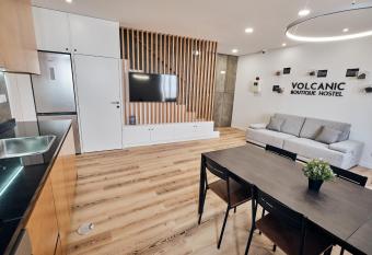 Volcanic Boutique Hostel has Balcony rooms