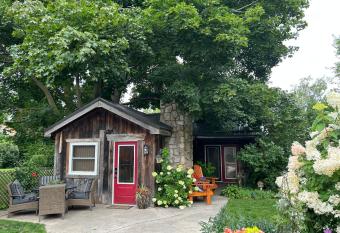 Cozy Guest House close to Wasaga Beach & Blue Mtn has Balcony rooms