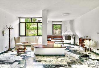 Spacious House with Terrace - near Station and Center has Balcony rooms