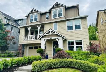 Beautiful home in Snoqualmie, WA has Balcony rooms