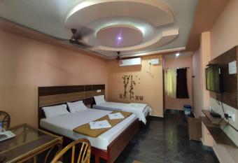 sri Murugan beach paradise hotel has Balcony rooms