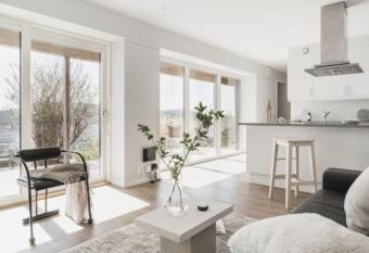 Fin leilighet med utsikt! has Balcony rooms