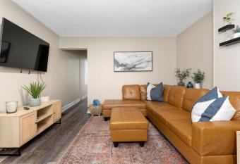 Newly Renovated 3 Bedroom near High St has Balcony rooms