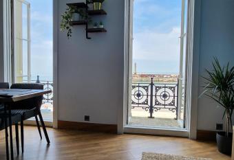 Imperial Suites Heart Of Margate! sleeps 6 has Balcony rooms
