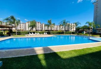 Apartamento con piscina has Balcony rooms