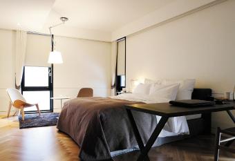 JS Boutique Hotel allows 18 year olds to book a room