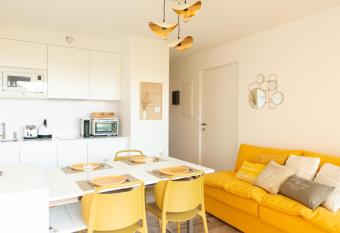 LE PETIT PARADIS DE LA DIGUE has Balcony rooms