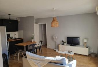 Petit cocon du Sud has Balcony rooms