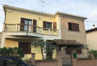 Villa Parisi has rooms with a private hot tub