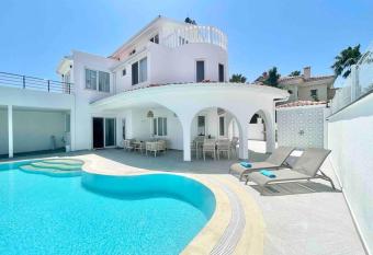 Villa Edis has Balcony rooms