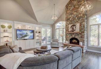 Alpine MTN Getaway - Salt Water Hot Tub & Views has Balcony rooms