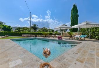 Villa Mola has Balcony rooms